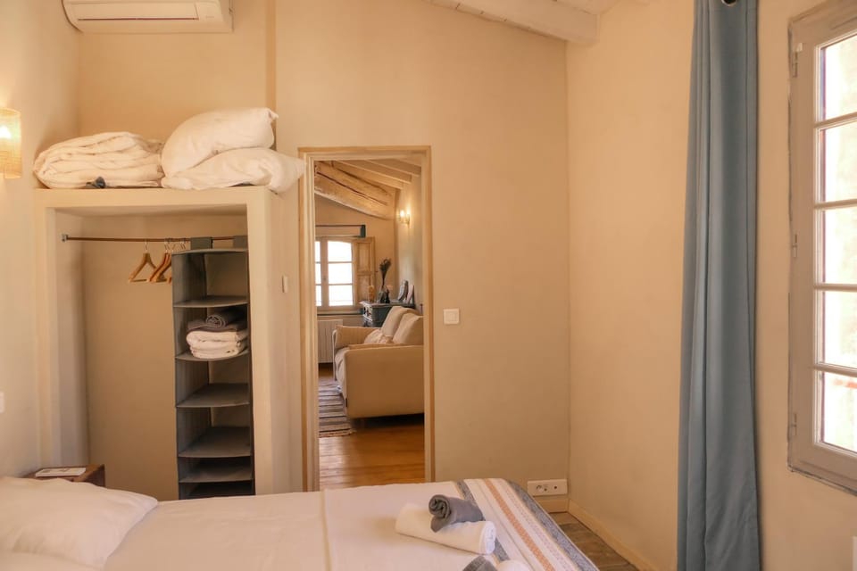 Bed, Photo of the whole room, towels, air conditioner