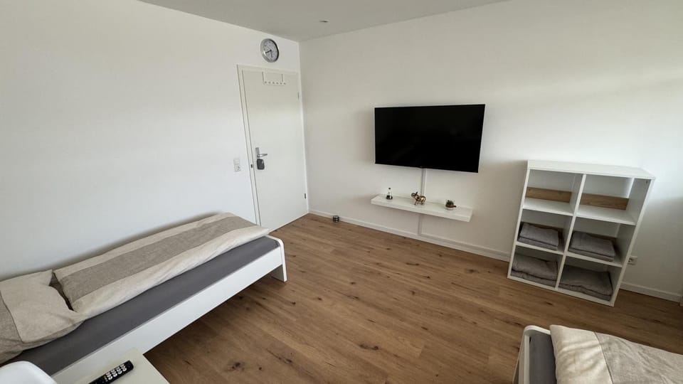 TV and multimedia, Living room, Photo of the whole room, Bedroom