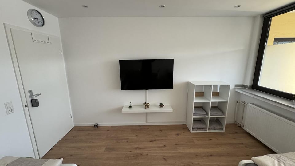 TV and multimedia, Photo of the whole room, Bedroom