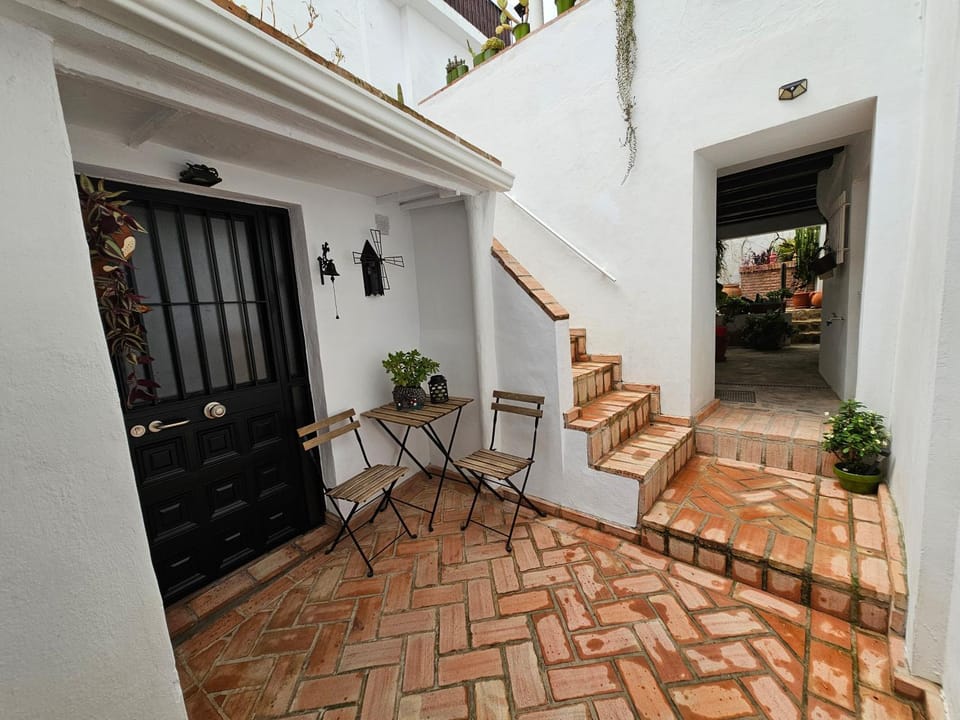 Facade/entrance, Balcony/Terrace