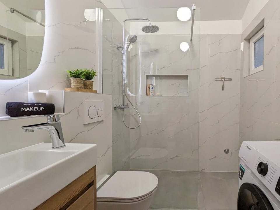 Shower, Toilet, Bathroom, towels, washing machine