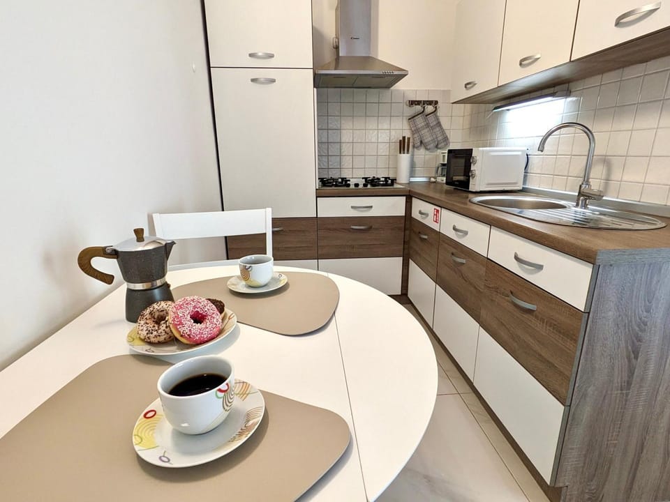 Kitchen or kitchenette, minibar, stove