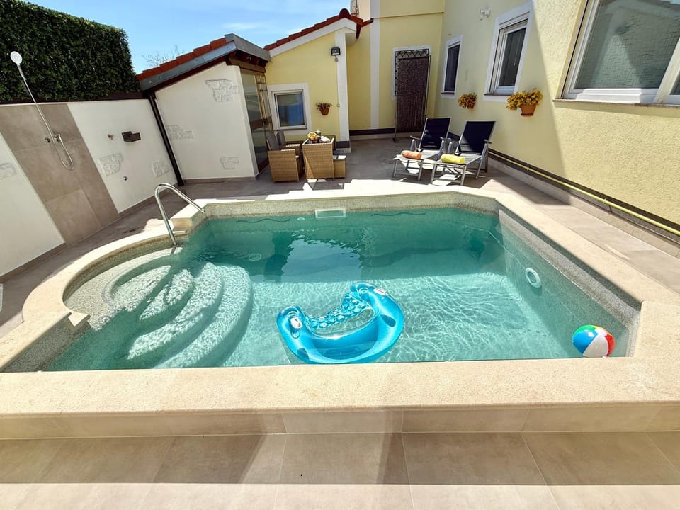 Pool view, Swimming pool, sunbed