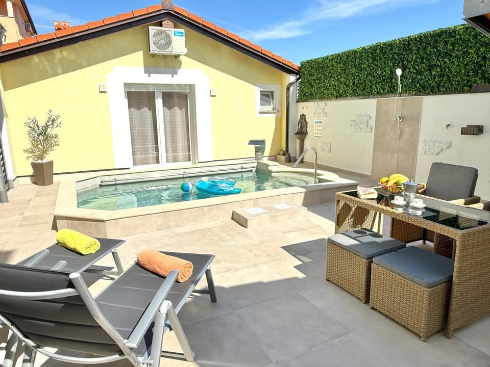 Pool view, Swimming pool, sunbed