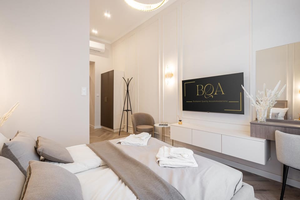 Bed, TV and multimedia, Living room, Photo of the whole room, Seating area, Bedroom, towels