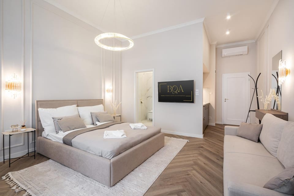 Bed, Bathroom, TV and multimedia, Photo of the whole room, Seating area, Bedroom, air conditioner