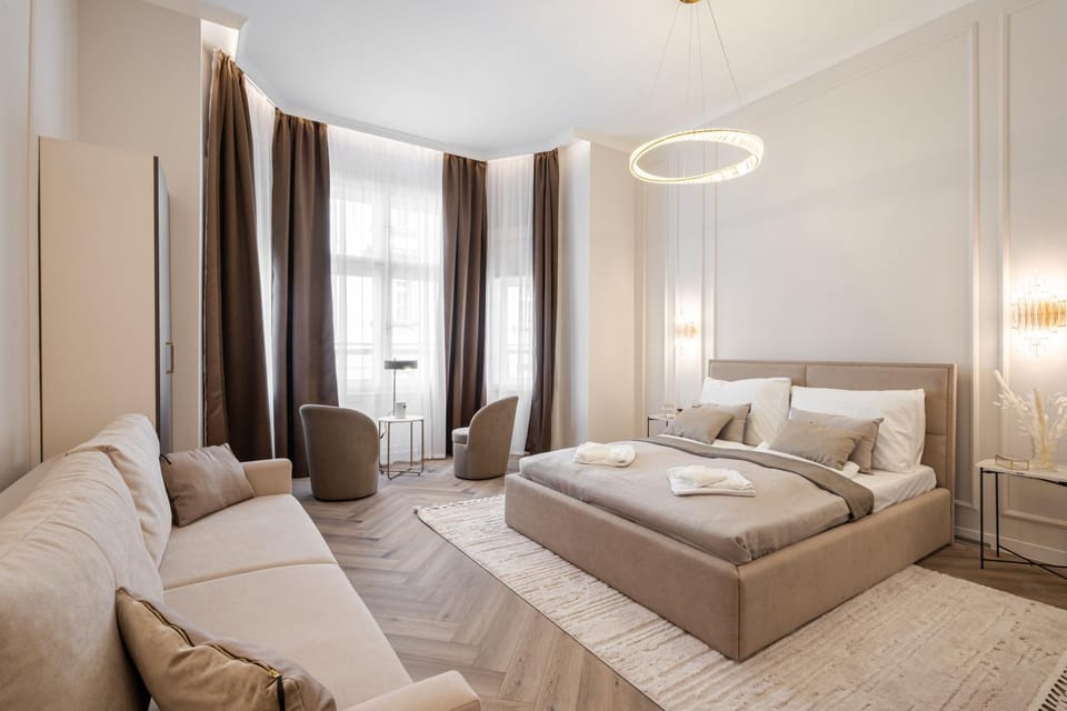Bed, Living room, Photo of the whole room, Seating area, Bedroom, Family