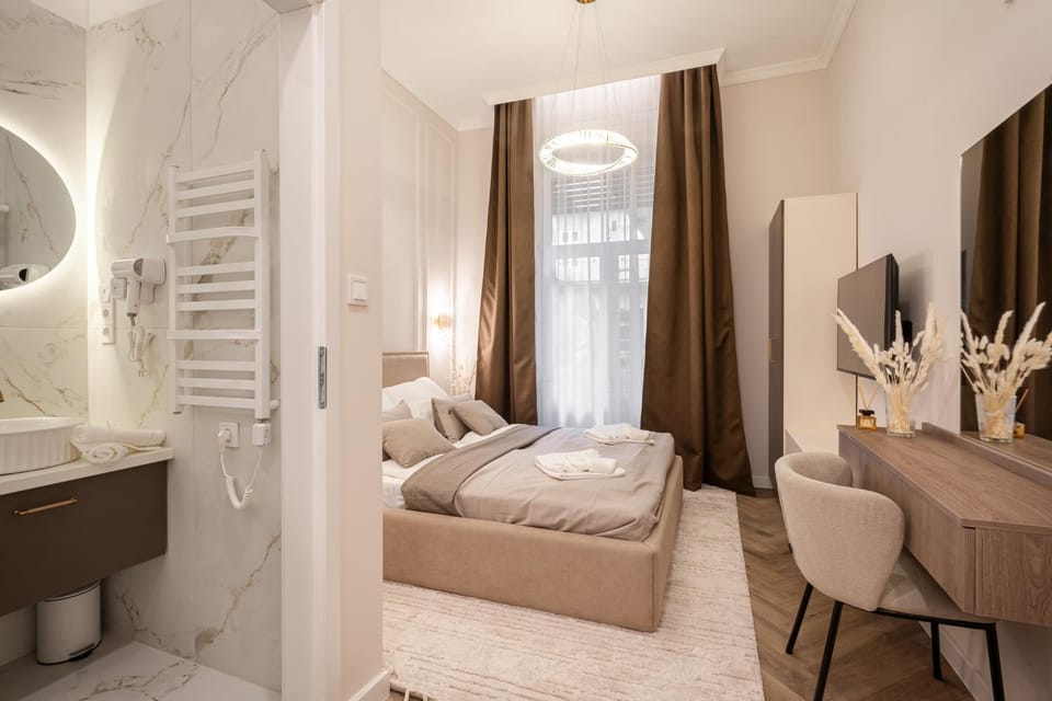 Bed, Bathroom, Photo of the whole room, Seating area, Bedroom
