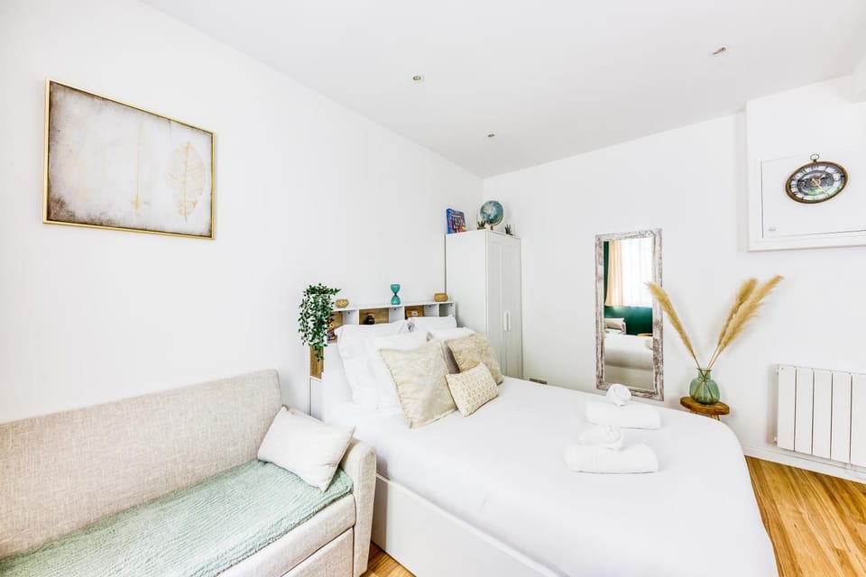 Le Central Green Studio Parisien Cosy Proche Métro Apartment in Clichy