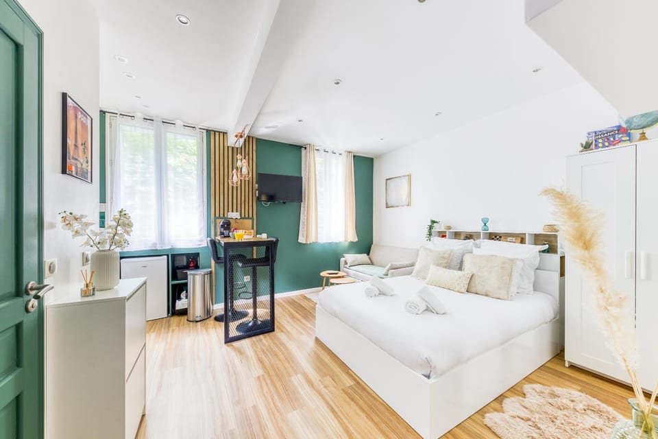 Le Central Green Studio Parisien Cosy Proche Métro Apartment in Clichy