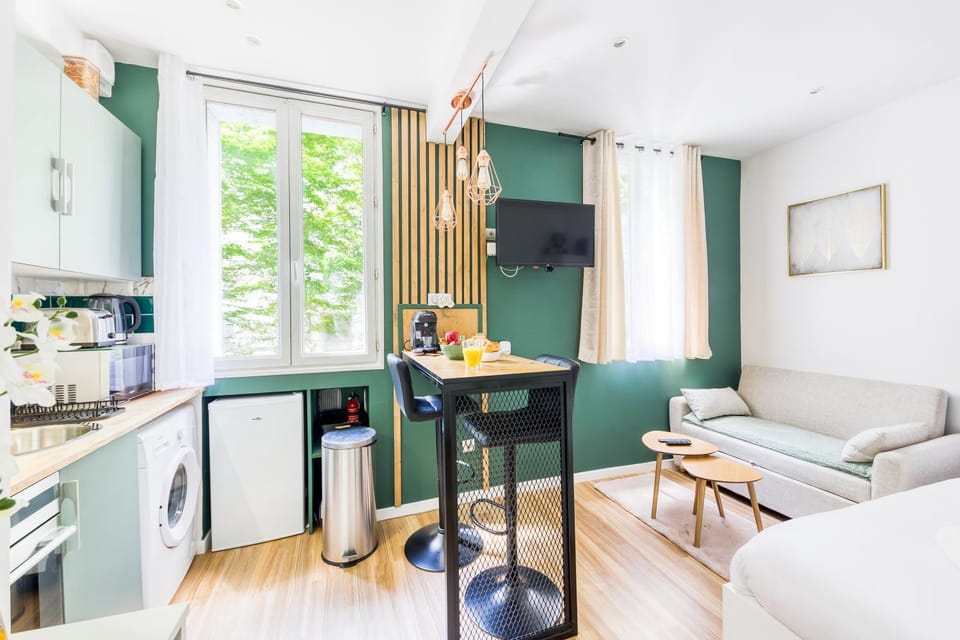 Le Central Green Studio Parisien Cosy Proche Métro Apartment in Clichy