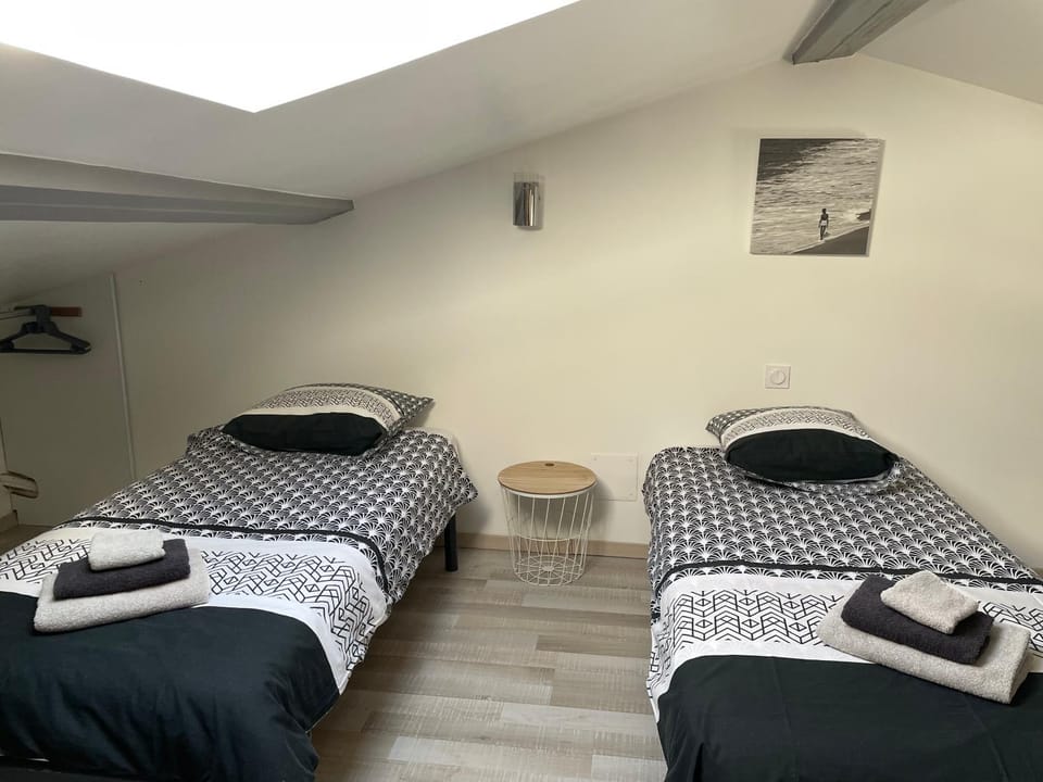 Bedroom, towels