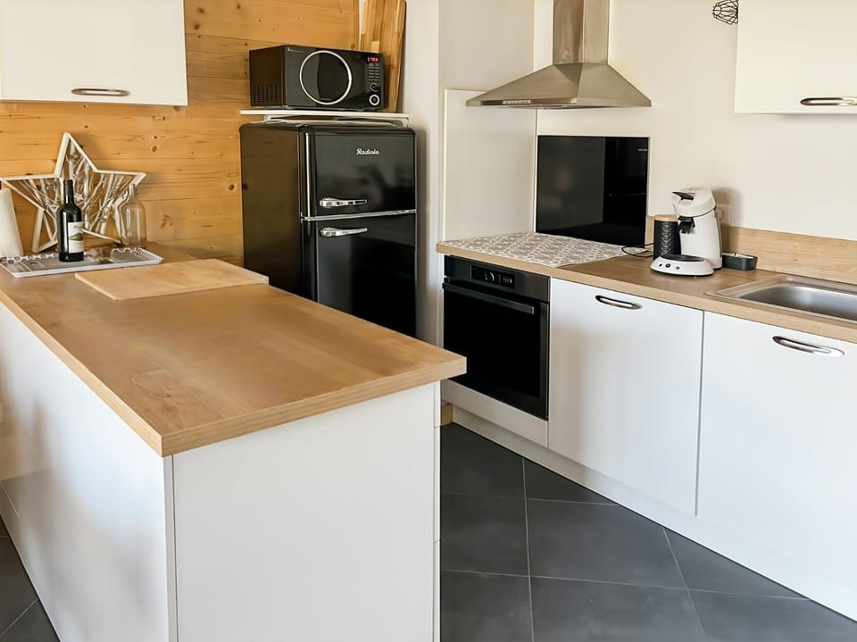 Coffee/tea facilities, Kitchen or kitchenette, dishwasher, minibar, oven, pet friendly, stove, toaster