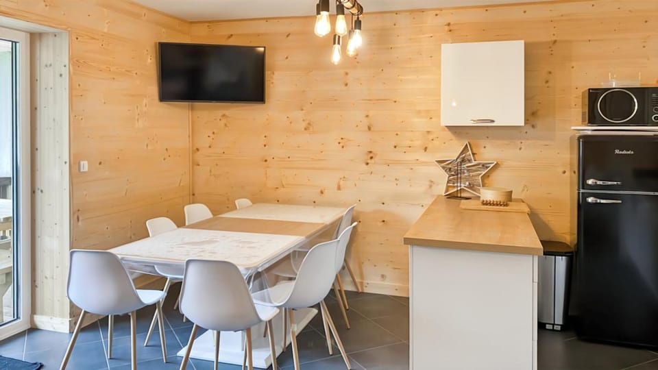 Kitchen or kitchenette, Dining area, minibar, oven, pet friendly, stove