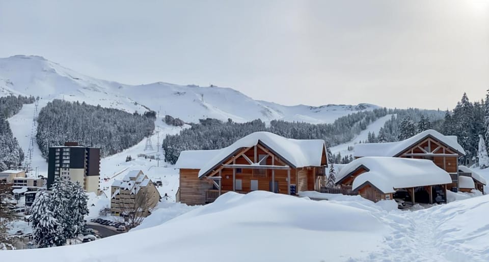 Property building, Nearby landmark, Day, Natural landscape, Winter, Mountain view