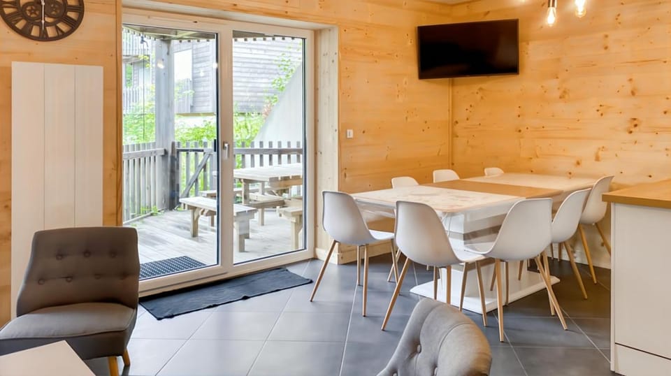 Communal lounge/ TV room, TV and multimedia, Living room, Seating area, Dining area
