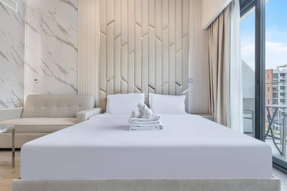 Tranquil Studio Retreat in Azizi 34 Near Downtown Apartment in Dubai