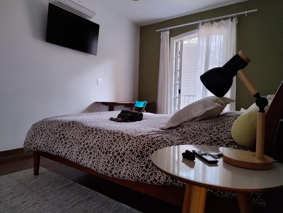 Bed, TV and multimedia, air conditioner