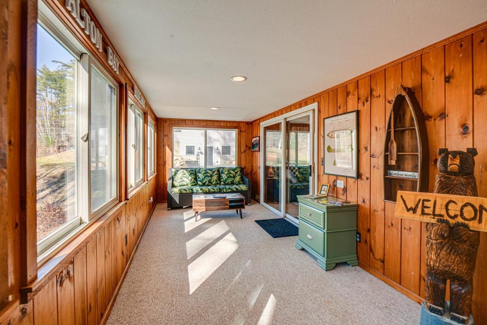 Cozy Home Near Lake Winnipesaukee & Hiking Trails House in Alton