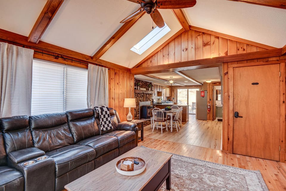 Cozy Home Near Lake Winnipesaukee & Hiking Trails House in Alton