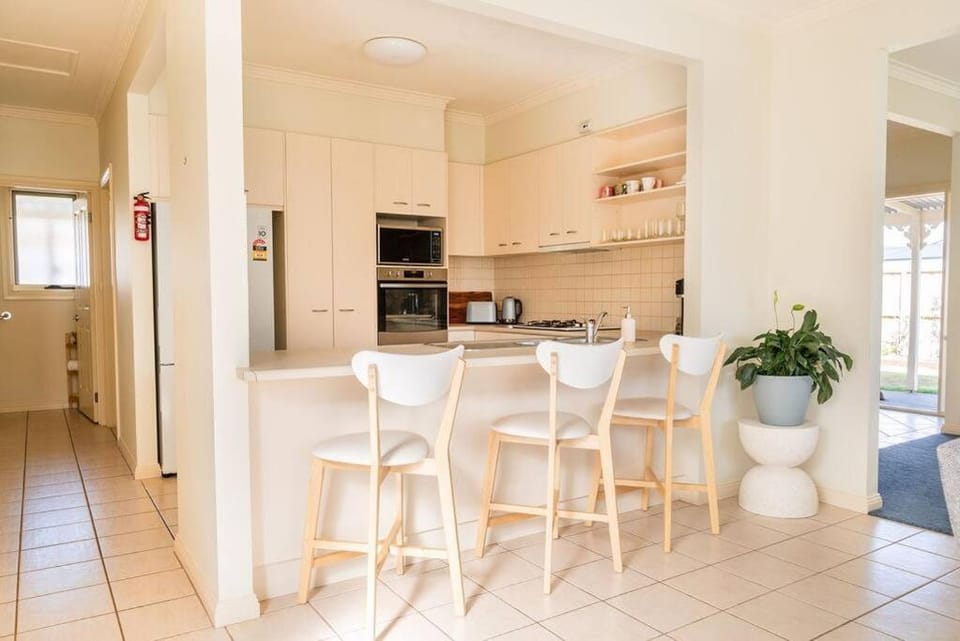 Charming Cottage, 7 mins walk to the beach and golf! House in Torquay