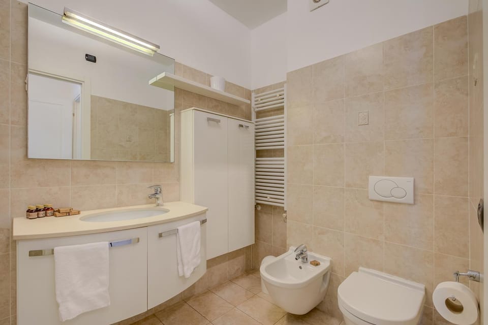 Toilet, Bathroom, bidet, towels