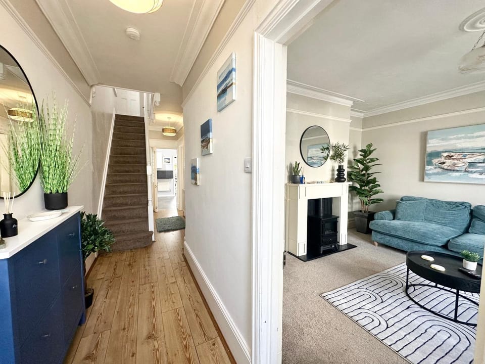The Capstone Retreat - Beautiful Detached Family Home By Coastline Retreats, Arcade Machine, Parking, BBQ House in Bournemouth