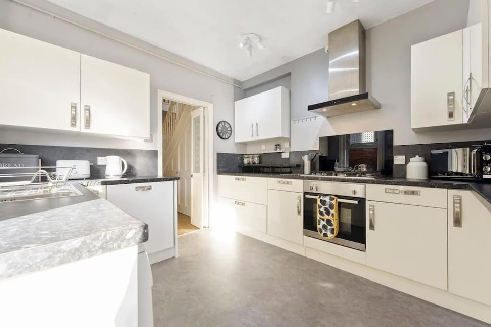 The Capstone Retreat - Beautiful Detached Family Home By Coastline Retreats, Arcade Machine, Parking, BBQ House in Bournemouth