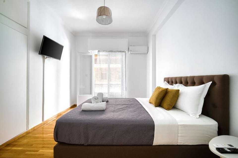 Bed, TV and multimedia, Photo of the whole room, Bedroom, towels