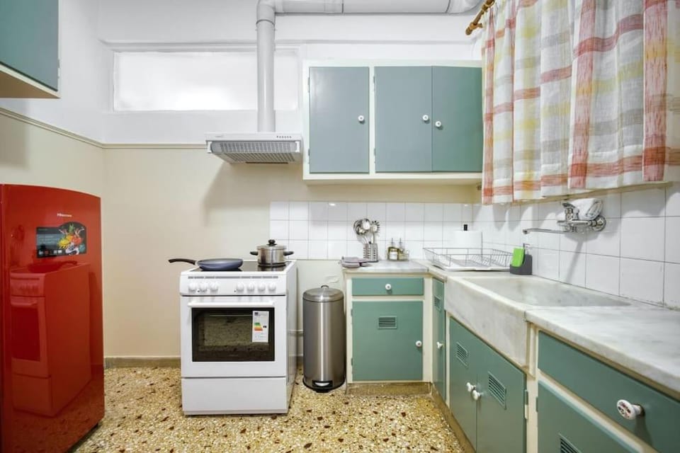 Coffee/tea facilities, Kitchen or kitchenette, oven, stove