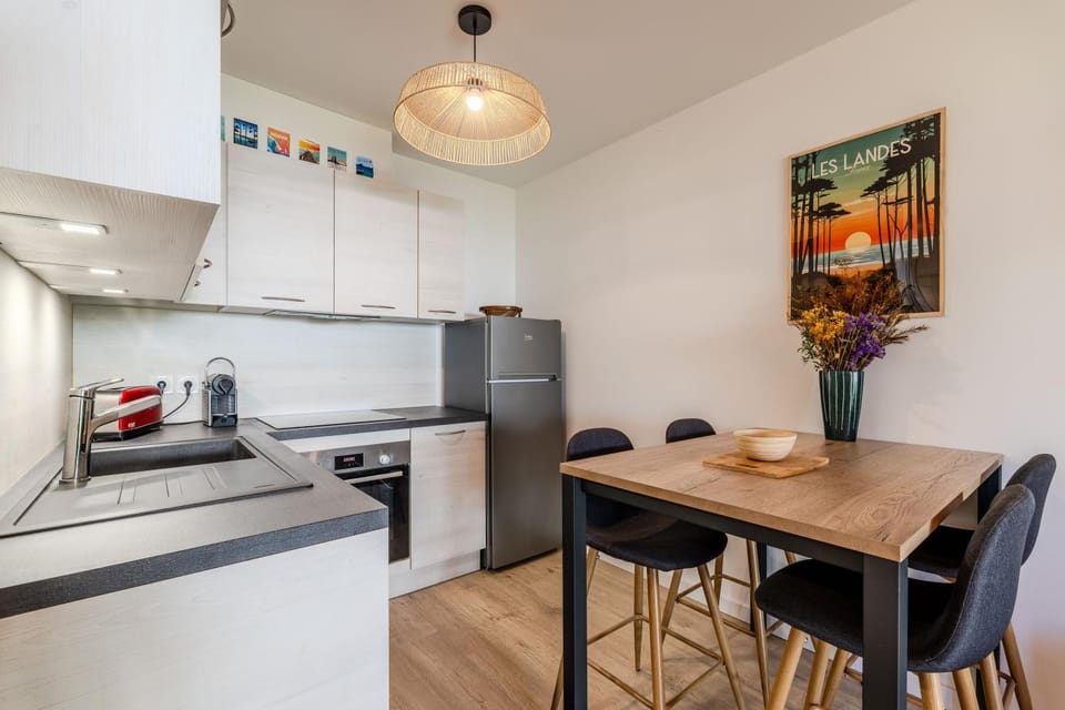 Kitchen or kitchenette, Dining area, oven, stove, toaster