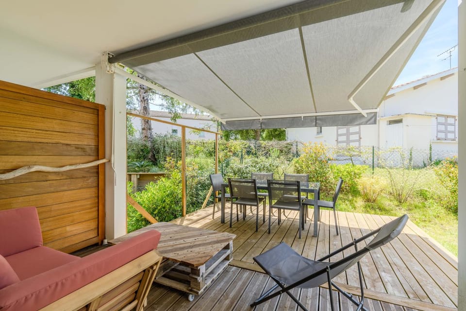 Patio, Spring, Day, Garden, Seating area, Dining area