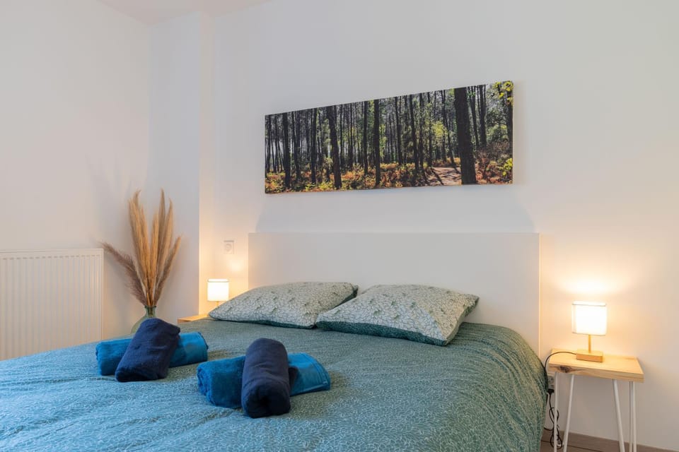 Bed, Bedroom, towels
