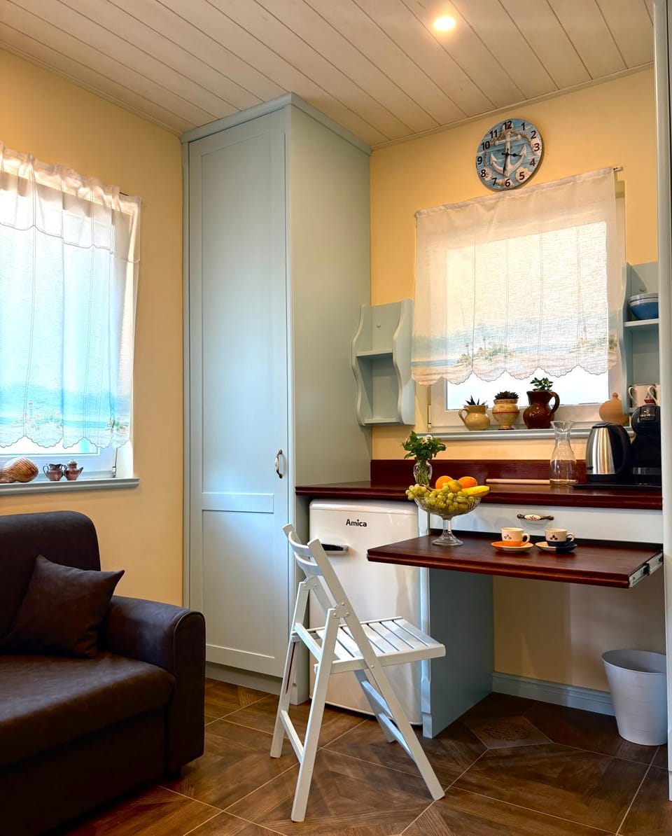 Kitchen or kitchenette, Living room, Food and drinks, Seating area, Food, minibar