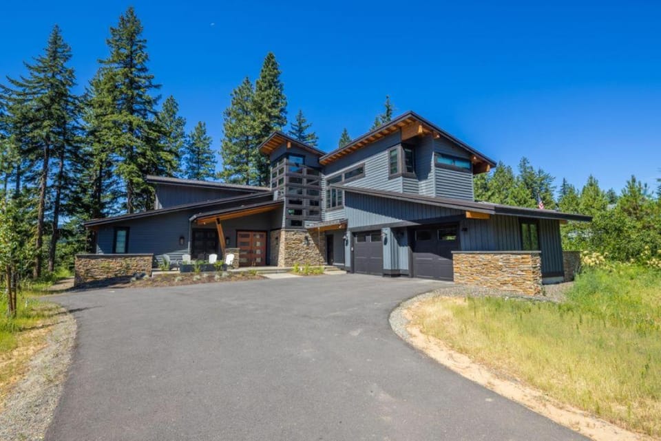 Family-Friendly, Hot Tub & Suncadia Pool Access House in Ronald
