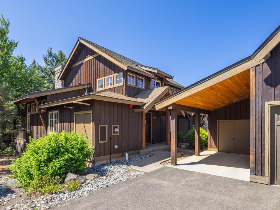 Cozy, Centrally Located with Suncadia Pool Access Chalet in Kittitas County