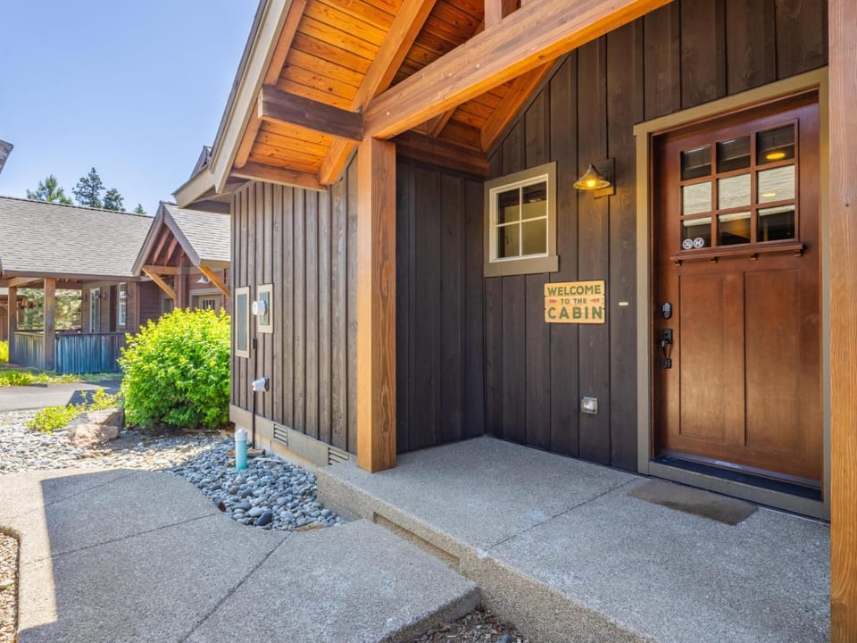 Cozy, Centrally Located with Suncadia Pool Access Chalet in Kittitas County