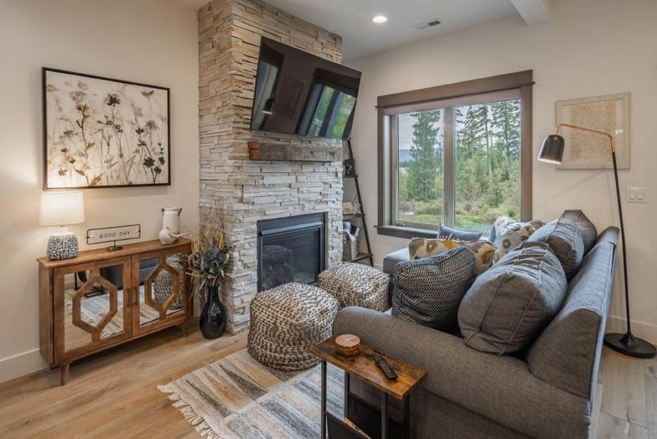 Great Location Near Pool with Suncadia Pool Access Chalet in Kittitas County