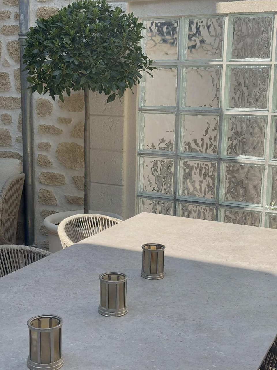 Patio, Day, Solarium, Dining area