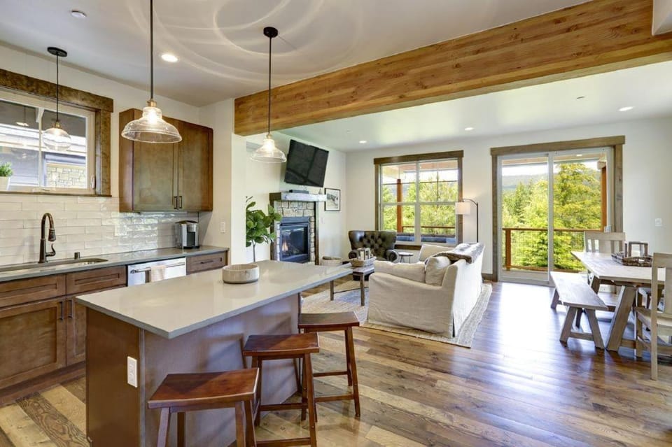 Great Location Near Pool with Suncadia Pool Access Chalet in Kittitas County