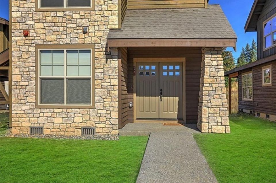 Great Location Near Pool with Suncadia Pool Access Chalet in Kittitas County