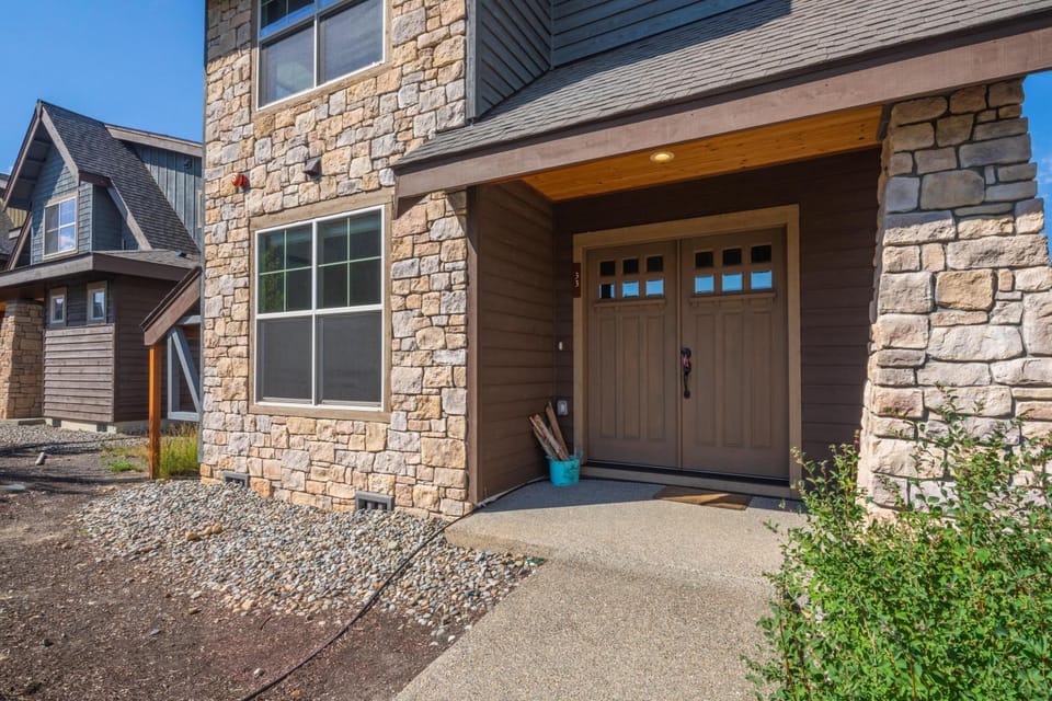 Great Location Near Pool with Suncadia Pool Access Chalet in Kittitas County