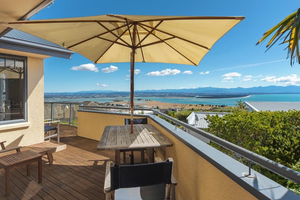 Jacaranda - Views over Tasman Bay House in Nelson