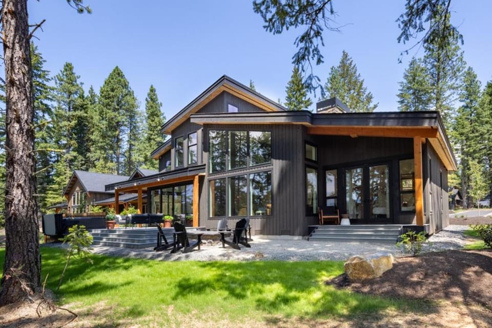 Family-Friendly, Hot Tub & Suncadia Pool Access House in Roslyn