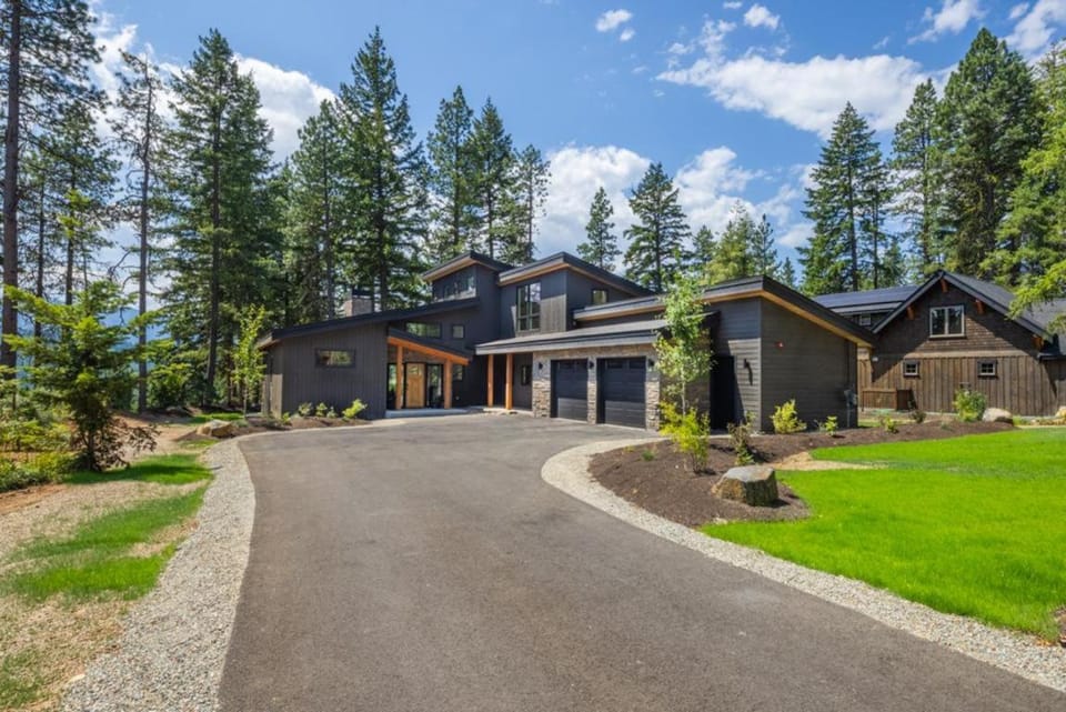 Family-Friendly, Hot Tub & Suncadia Pool Access House in Roslyn