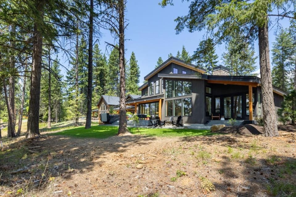 Family-Friendly, Hot Tub & Suncadia Pool Access House in Roslyn