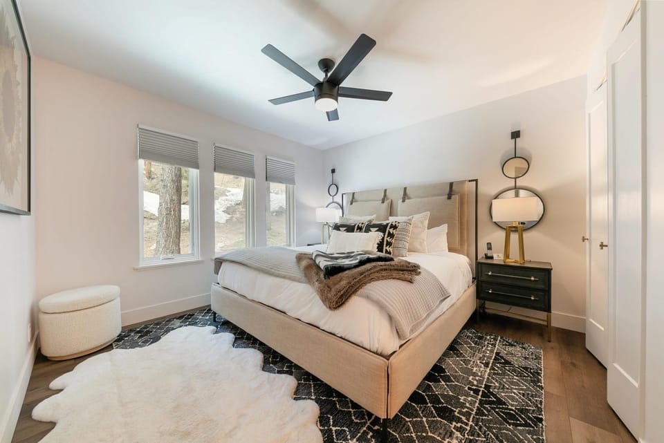 Stylish 2BD Condo - Walk to Palisades! House in Palisades Tahoe (Olympic Valley)