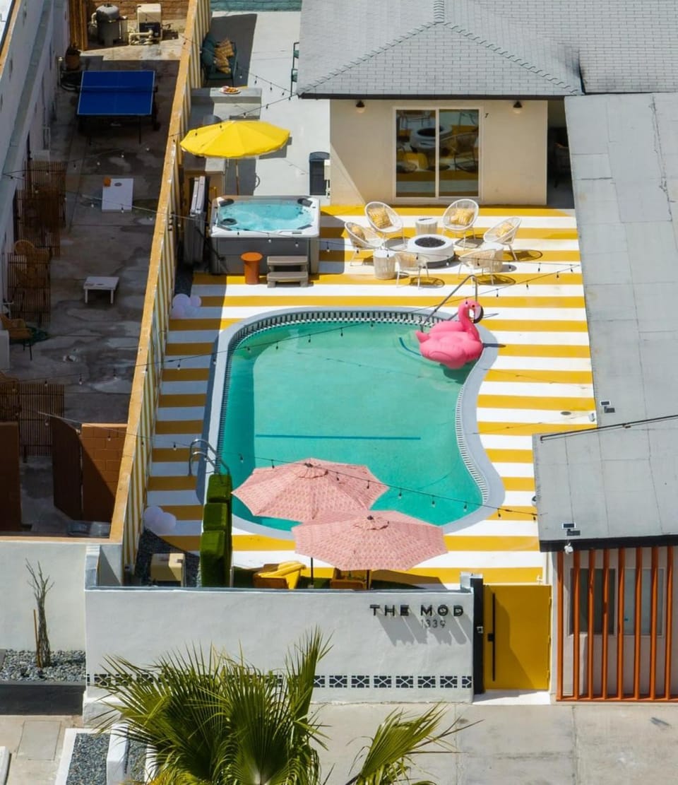 Property building, Patio, Communal lounge/ TV room, Day, Dining area, Pool view, Swimming pool, sunbed
