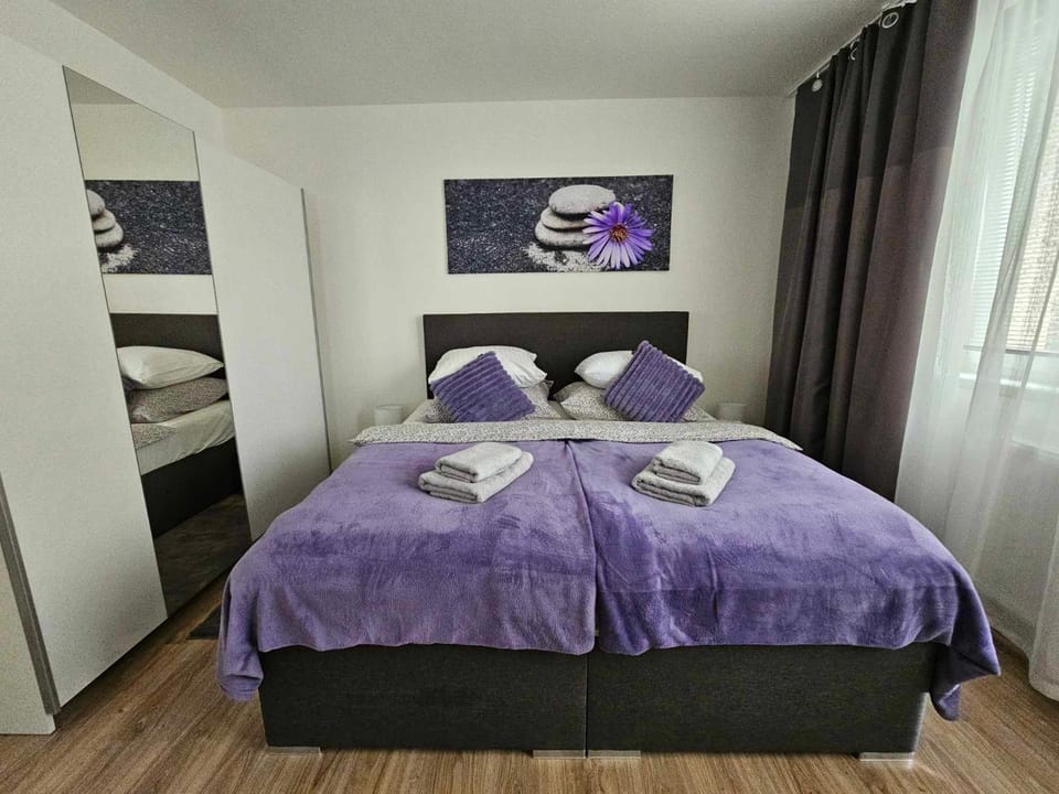 Bed, Bedroom, towels