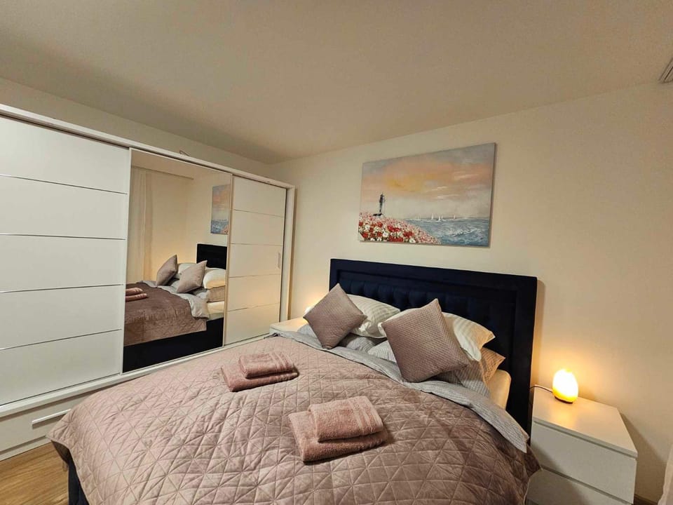 Bed, Photo of the whole room, Bedroom, towels